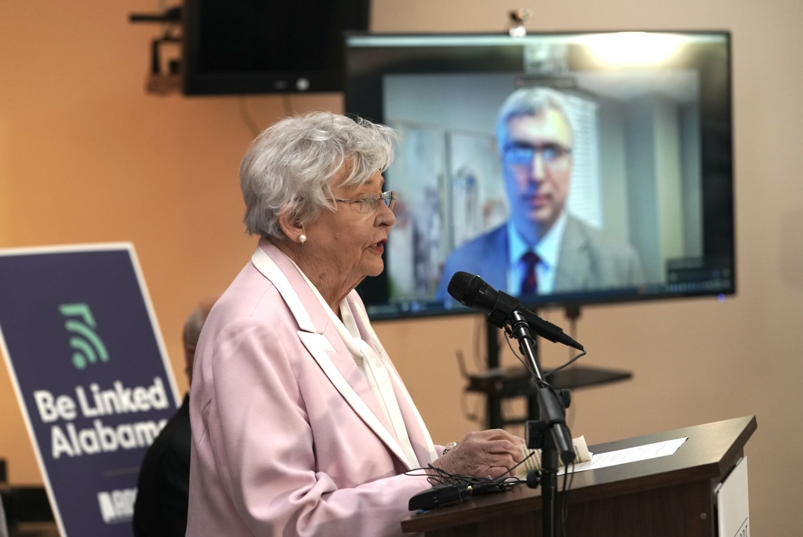 Governor Ivey Makes Third Stop On Statewide Broadband Tour Discusses Telehealth And Announces 