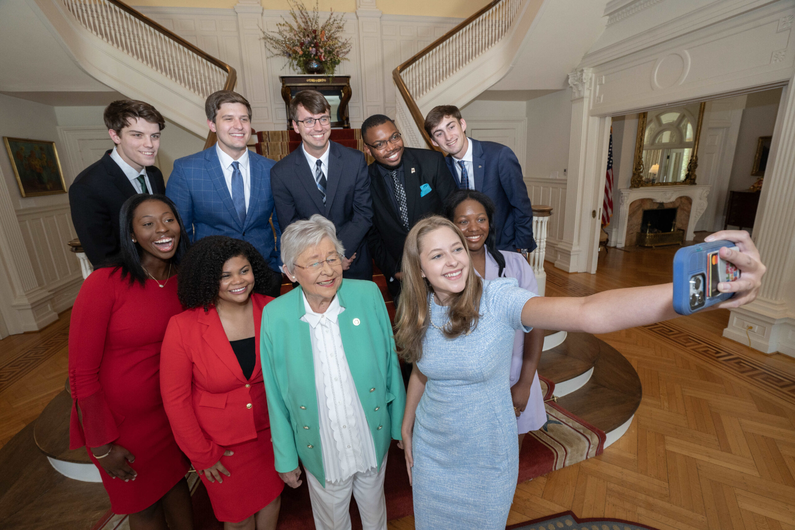 Governor Ivey Invites Students to Apply for 2025 Summer Internship Program