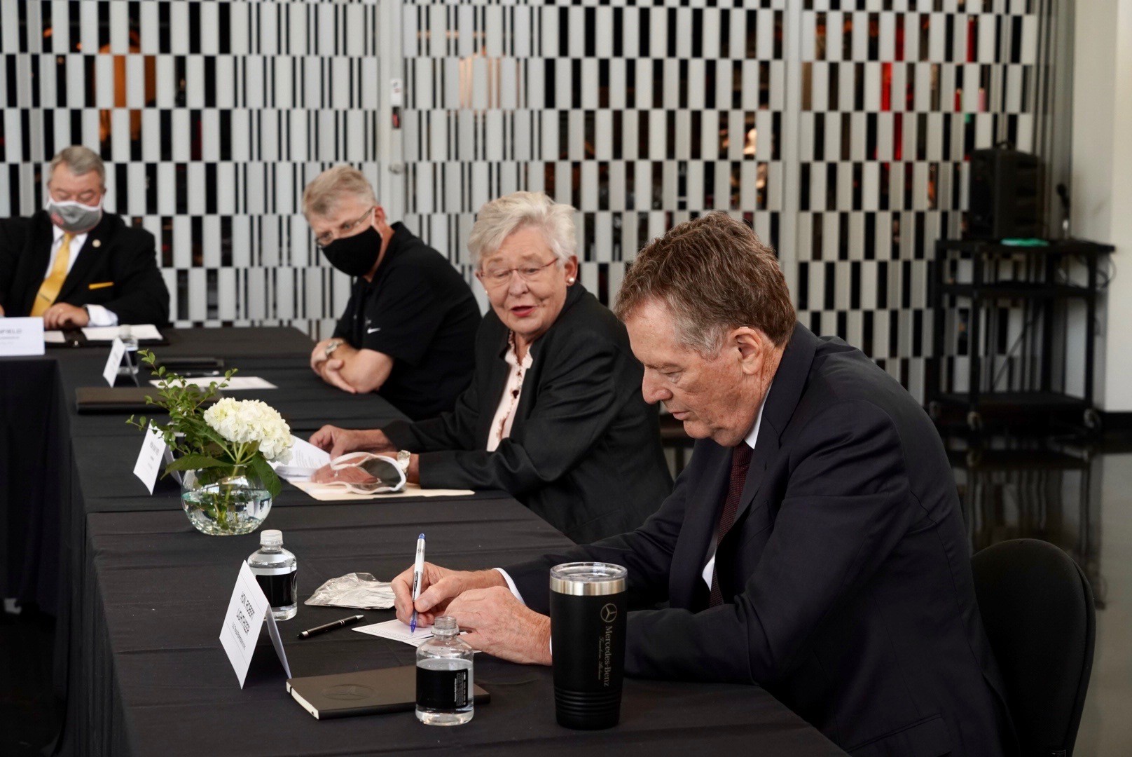 Gov. Ivey welcomes Ambassador Lighthizer to Alabama event