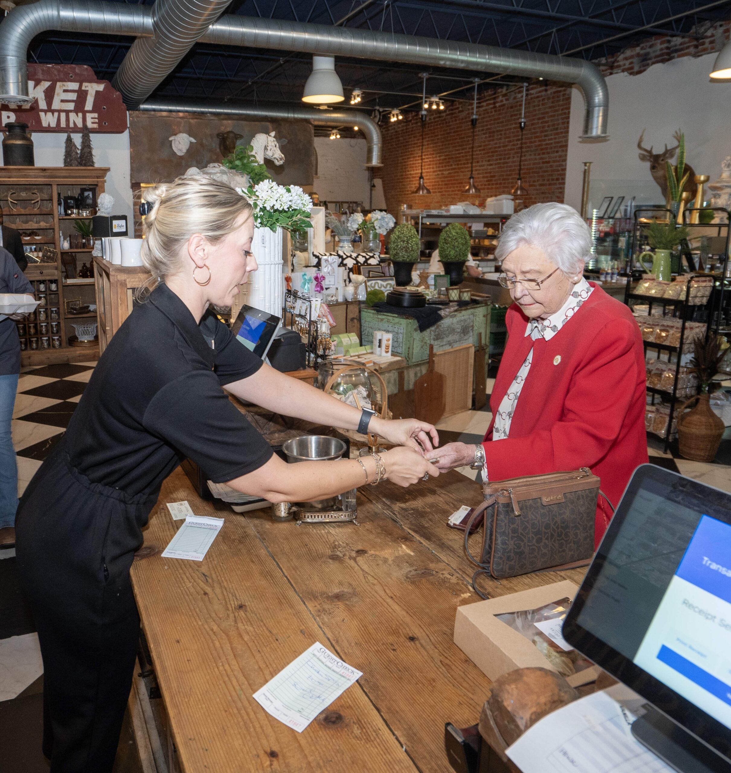 Governor Ivey Proclaims Small Business Saturday, Calls on Alabamians to Join Her in Shopping Local